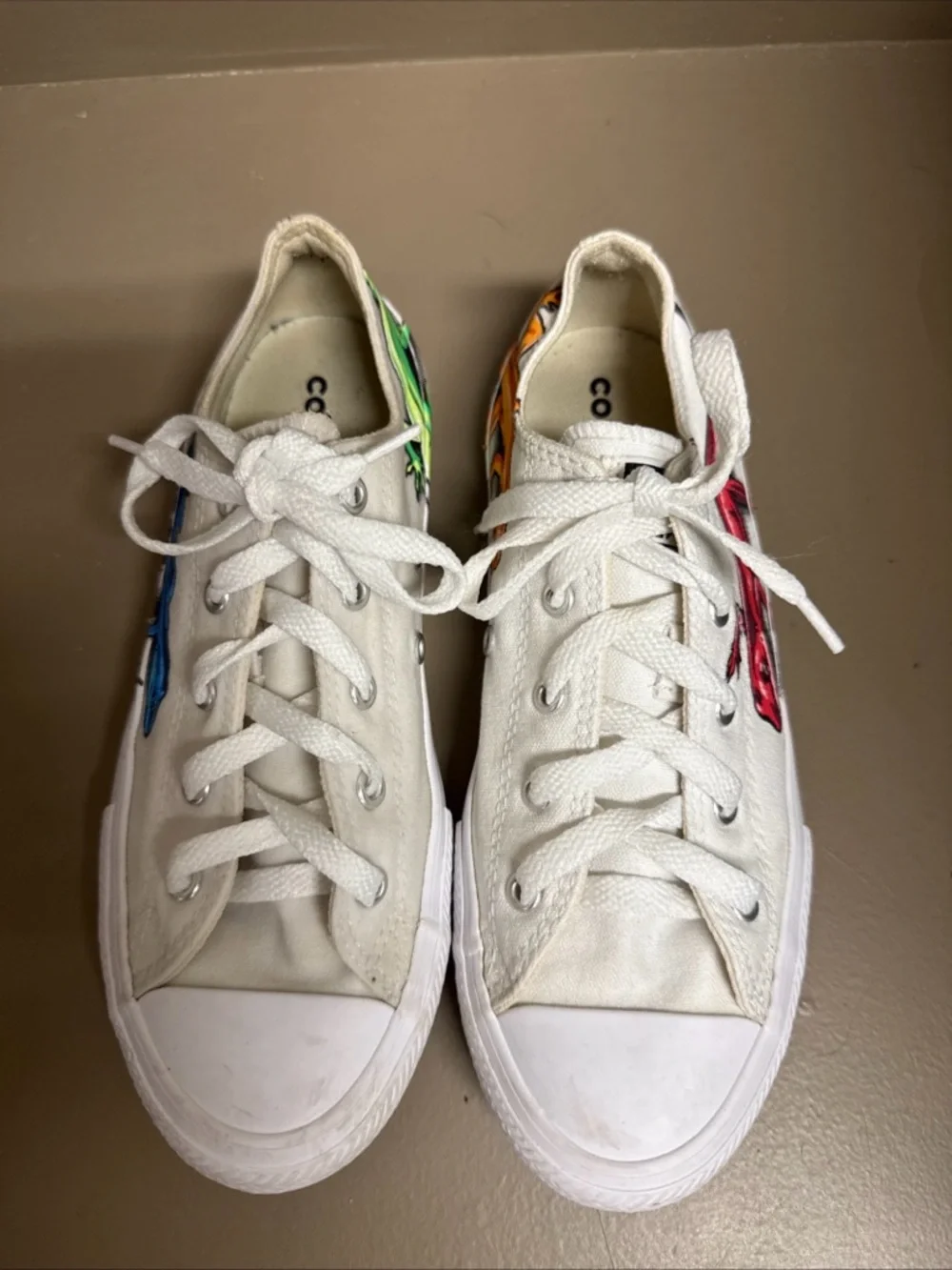 Kids Leaping Lizard Salamander Newt White Low Top Converse Size 4